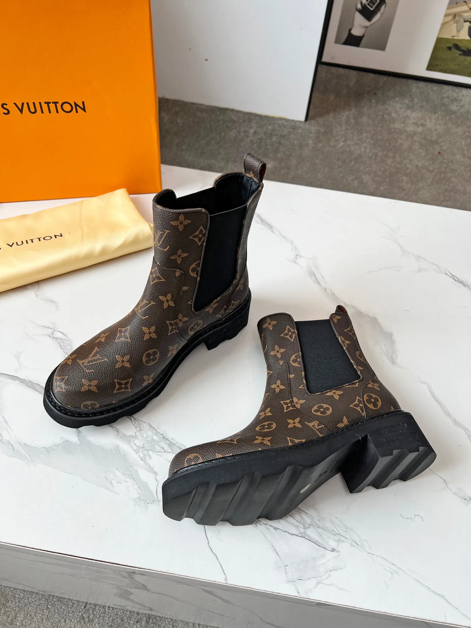 👟👟Ex-factory price 540👟👟 LOUS VUITON 🔥🔥🔥️ The latest short boots model from Louis Vuit 2025 official website, official website 💯 original version 1:1. LV Beaubourg uses calfskin to present a Chelsea-style upper, with a lightweight thick sole. Monogram canvas trim and contrast stitching outline the elastic side panels and seams respectively, cleverly interpreting the balance of strength and softness. It is a fashionable short boot that is comfortable and generous, versatile and very good-looking. Upper: Full-grain calfskin. Lining feet: sheepskin. Color: black/coffee, 35 to 40 yards, (414243 yards can be customized without return or exchange) Bosses are welcome to place orders